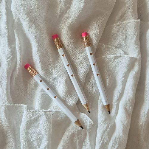 Bleistift, süßer Bleistift mit Herzen, Bleistift weiß, kleiner Stift